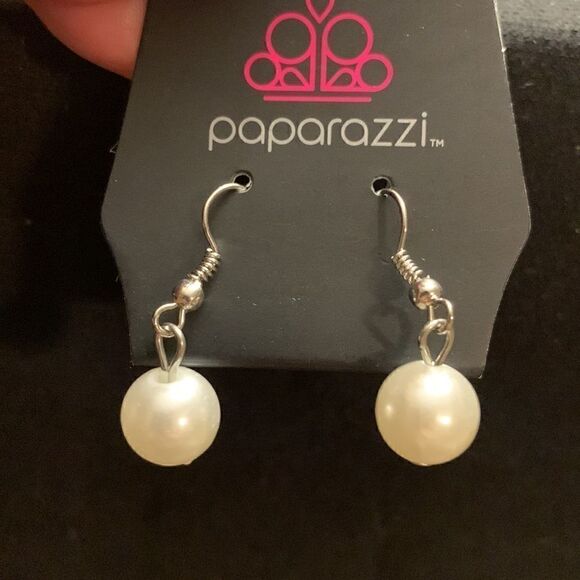 Pearl and Rhinestone Necklace with Pierced Earrings Costume Jewelry Silvertone - Picture 8 of 8